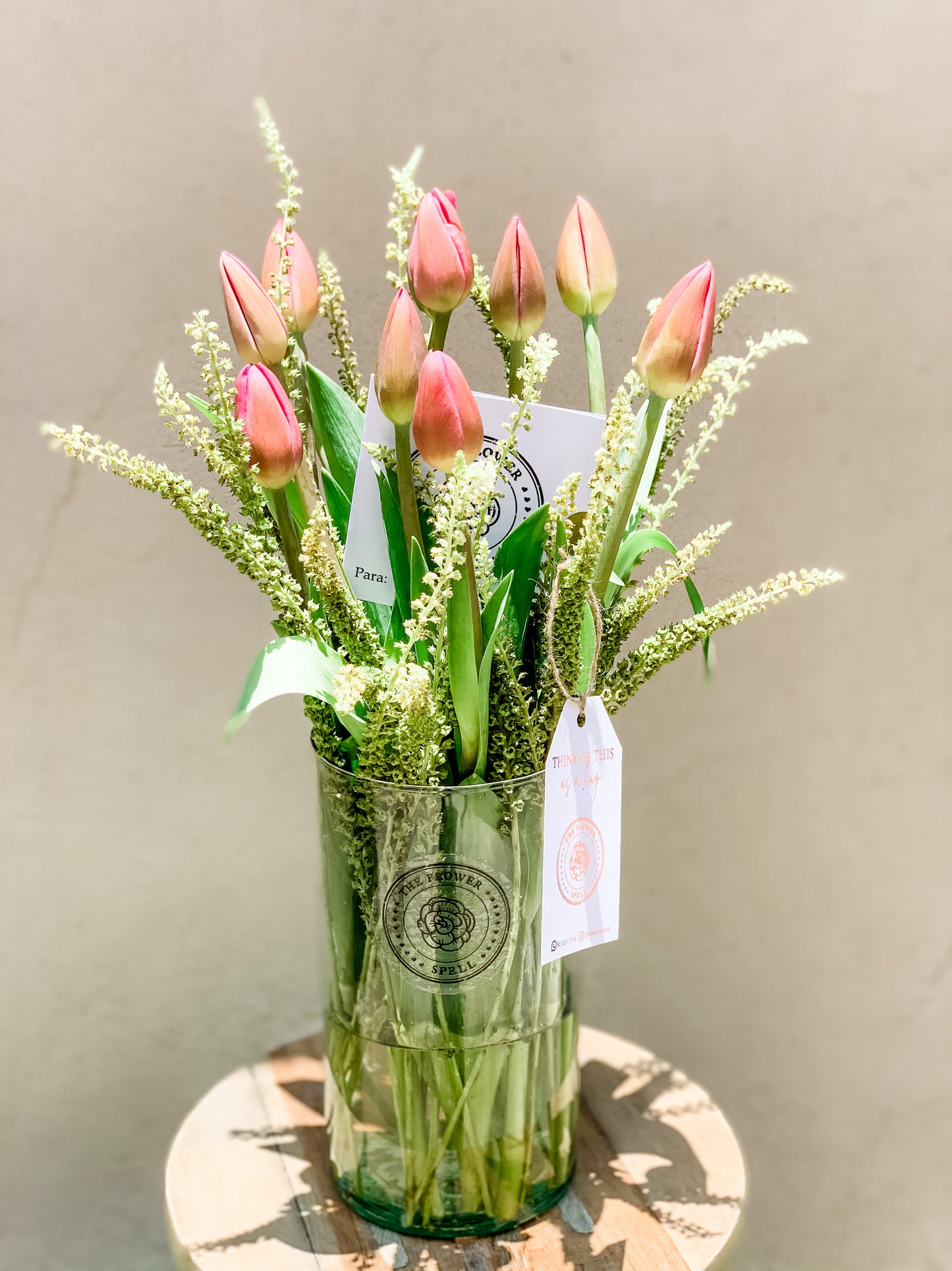 10 Tulipanes en florero