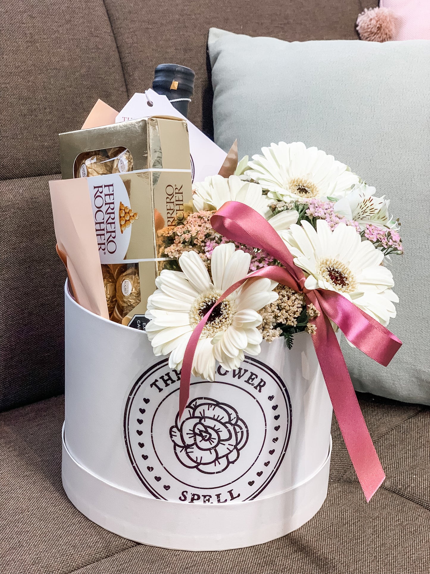 Caja con Gerberas, botella, chocolates.