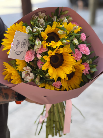 Girasoles y astromelias