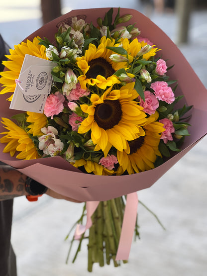 Girasoles y astromelias