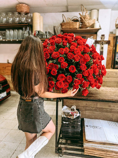 300 Rosas premium en canasta