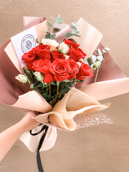 Bouquet 12 rosas, mini rosas y follajes