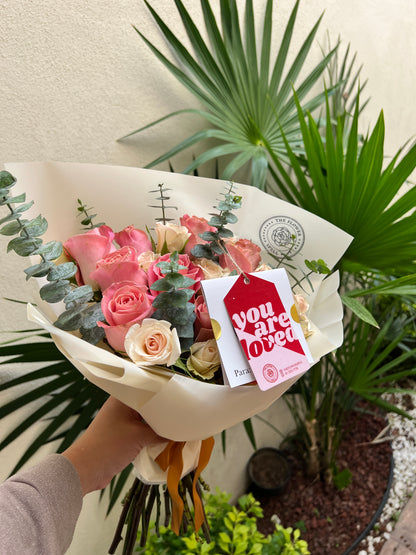 Bouquet 12 rosas, mini rosas y follajes