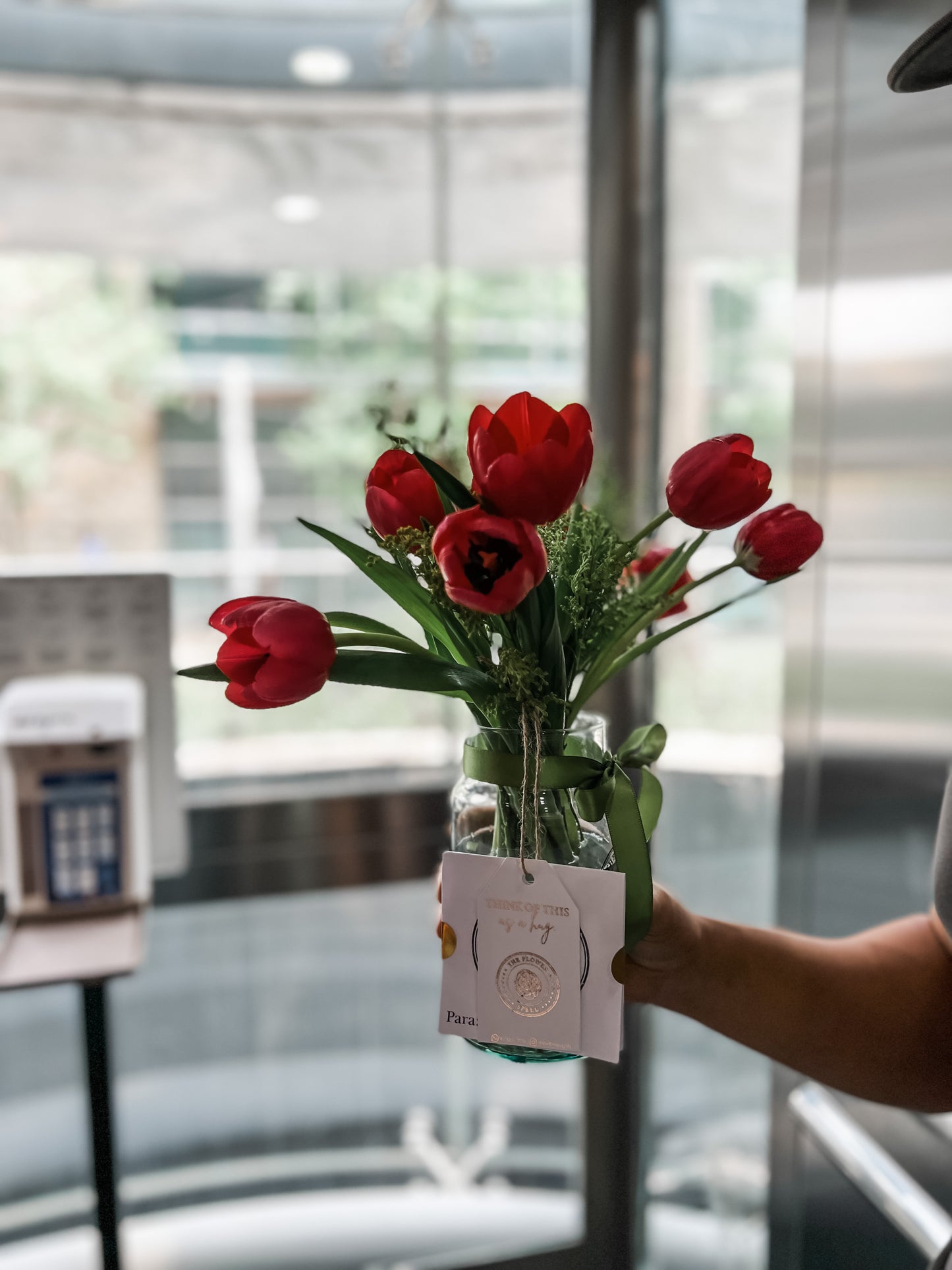 10 Tulipanes en florero