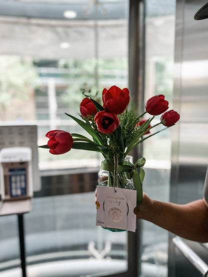 10 Tulipanes en florero