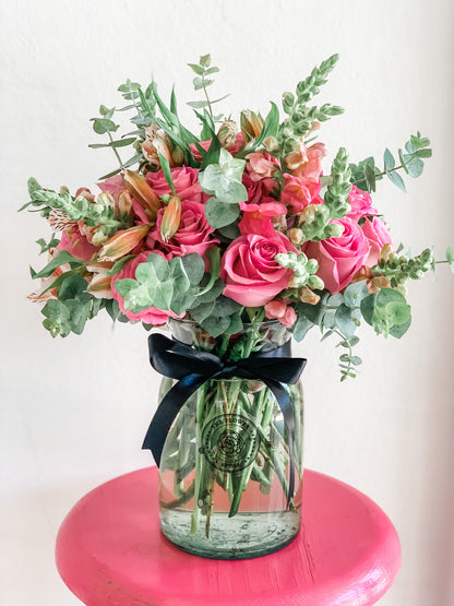 Rosas y mix de flores en jarron