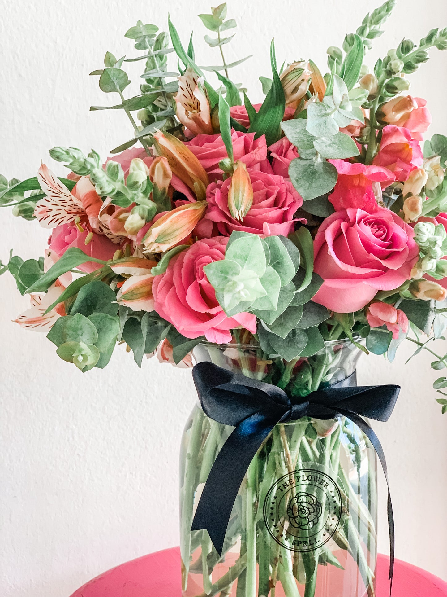 Rosas y mix de flores en jarron