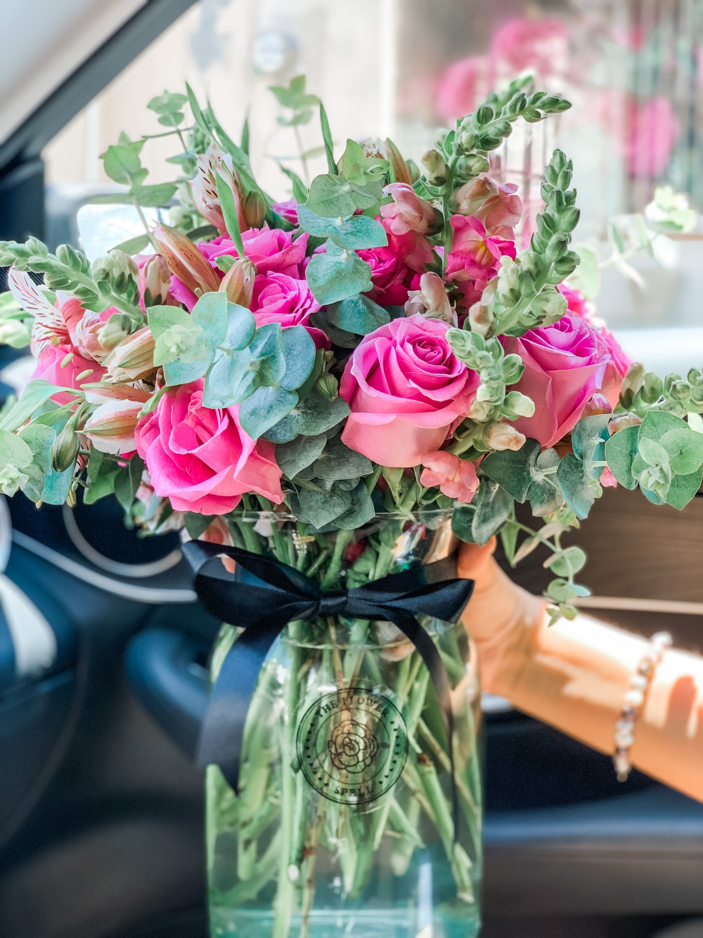 Rosas y mix de flores en jarron