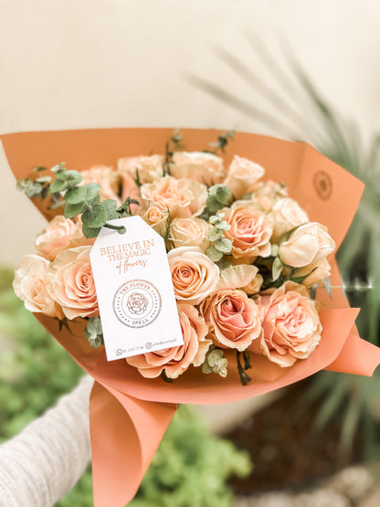 Bouquet 12 rosas, mini rosas y follajes